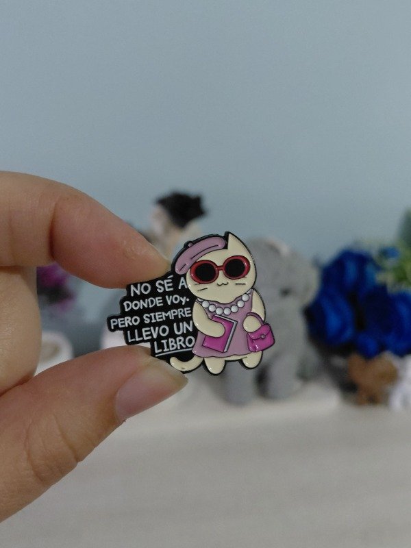 Producto - Pin metalizado - No sé a donde voy. Pero siempre llevo un libro #1979