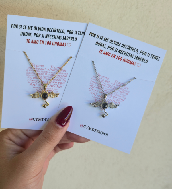Producto - Collar proyector te amo en 100 idiomas diablito A.Q plateado y dorado