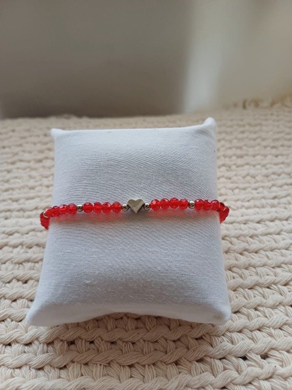 Producto - Pulsera cristal de roca con dije corazón rojas