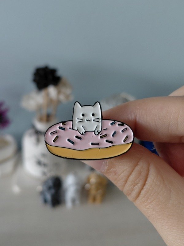Producto - Pin metalizado - Michi con dona #2432