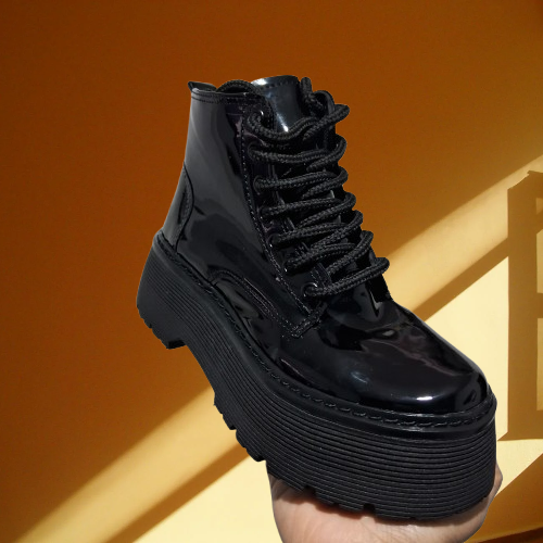 Producto - Borcegos acharolado y con hebilla