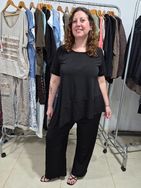 Producto - Blusa Irregular en Pico Negra con Brillos Negros - Seda Fria XL - 1