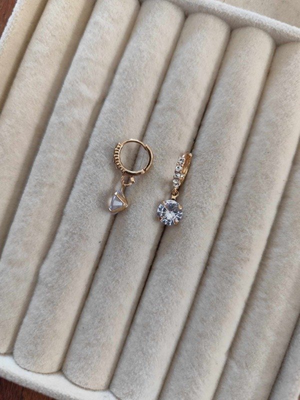 Producto - Aros argolla strass + strass redondo. Dorado.