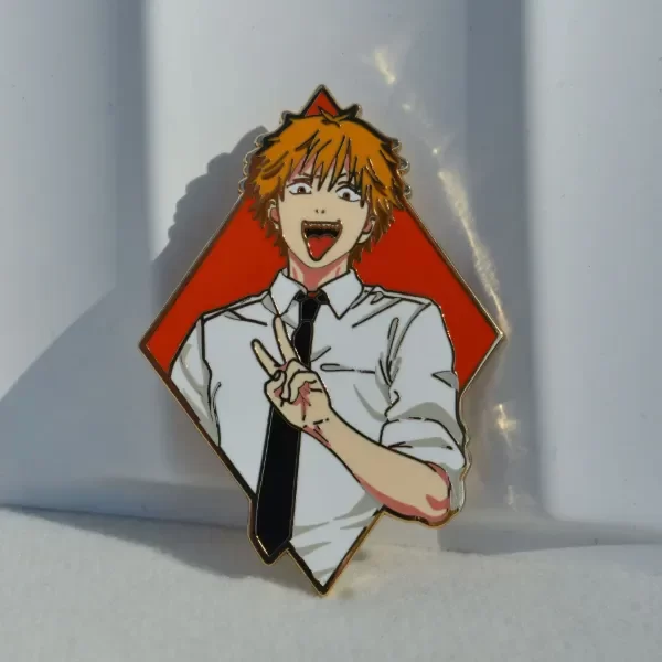 Producto - Pin Chainsaw Man rombo - Denji