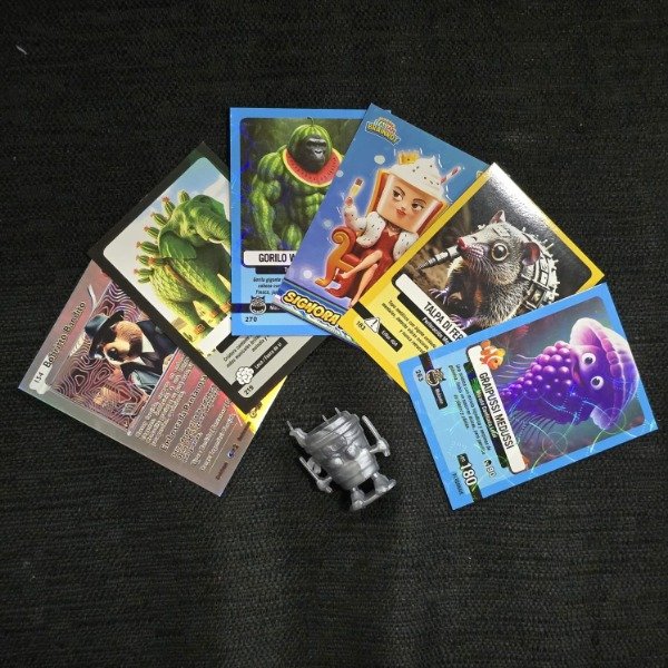 Producto - Sobre de cartas + muñequito Brain rot