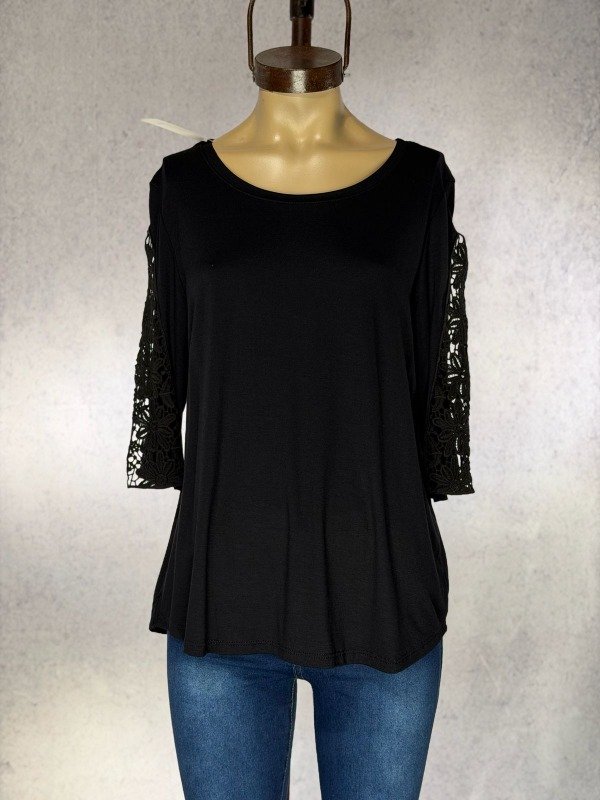 Producto - REMERA MANGAS 3/4 NEGRA MODAL CON FLORES