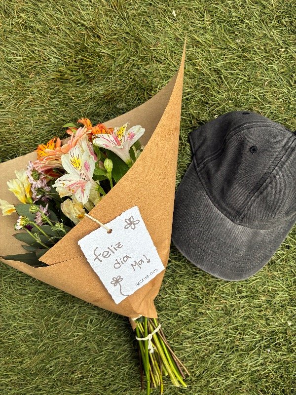 Producto - FLORES + GORRA