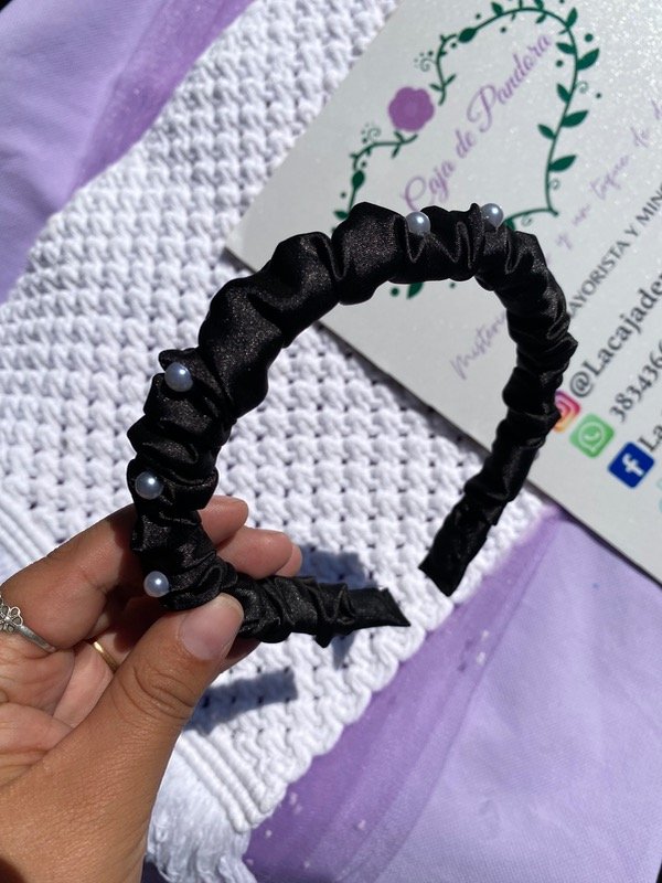 Producto - Vincha scrunchie negra satén con perlas