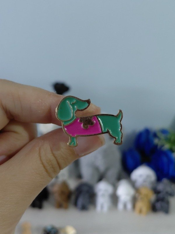 Producto - Pin metalizado ilustrado - Perrito Salchicha