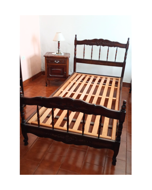 Producto - Cama de 1 1/2 plaza y mesita de luz estilo Provenzal