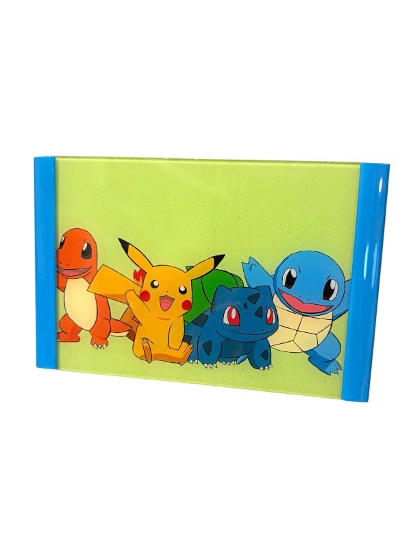 Producto - Cuadro con Vidrio de mesa Pokemon Kanto Charmander Pikachu Bulbasaur