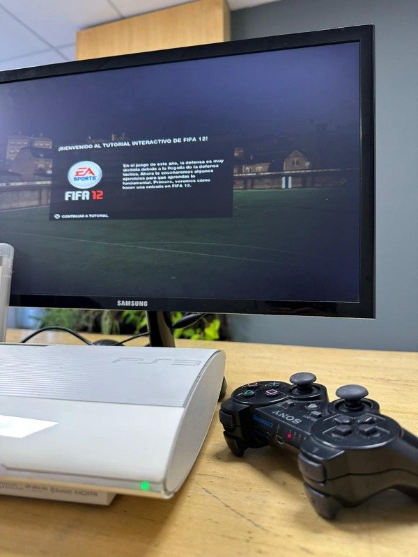 Producto - Playstation 3 Super Slim Blanca con Joystick y Juego - 2