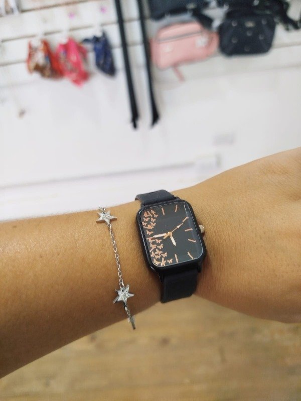 Producto - Reloj negro cuadrado mariposas