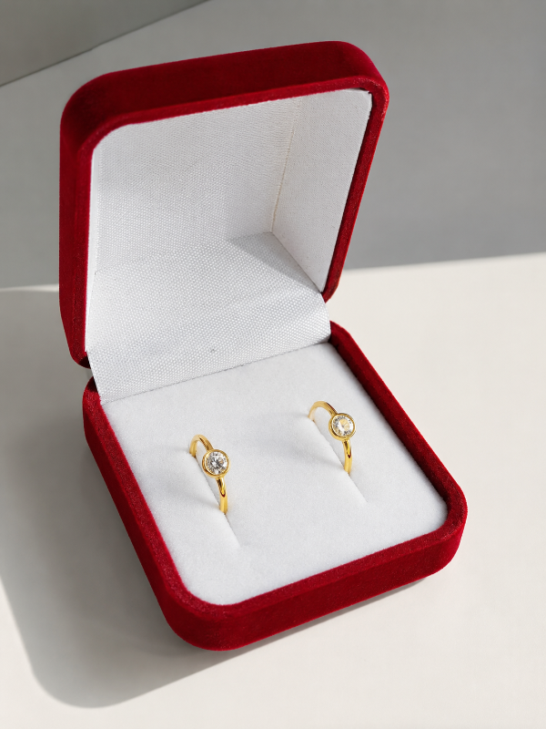 Producto - Argollas con piedra blanca oro 18k - 0