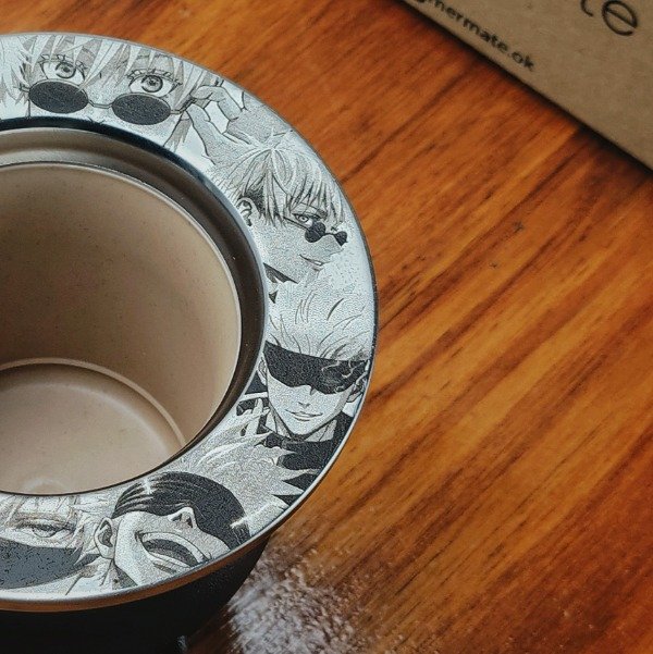 Producto - MATE PREMIUM CON FOTOGRABADO REALISTA DE SATORU GOJO - 1