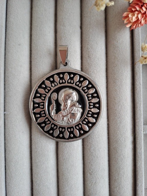 Producto - Dije San Benito grande esmaltado negro 37 mm