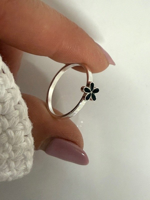 Producto - NB774 Anillo florcita negra acero blanco