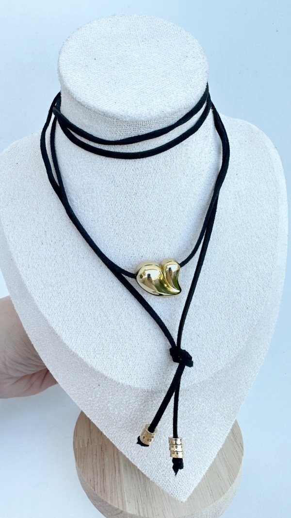 Producto - Collar de gamuza con dije corazon dorado