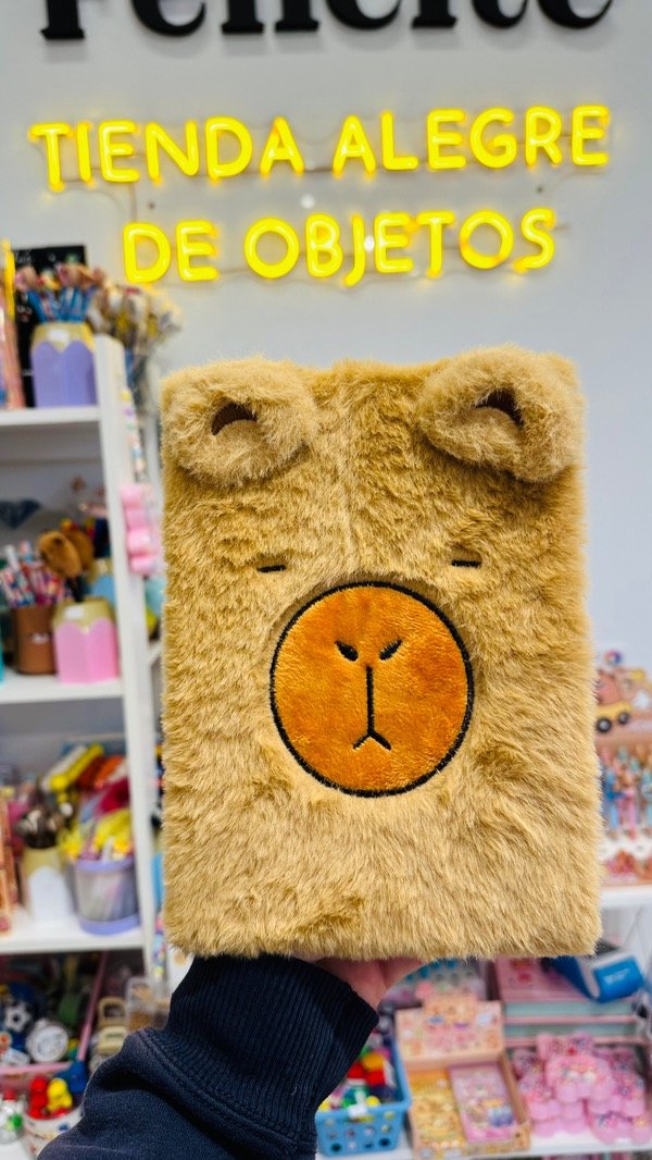 Producto - Cuaderno Capybara peluche.