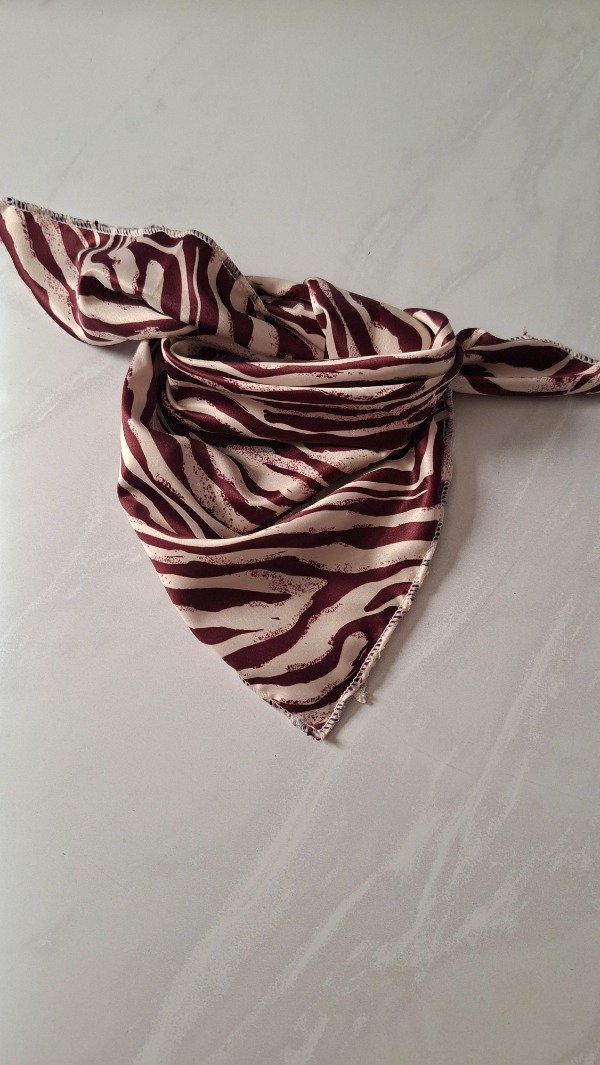 Producto - Pañuelo Satén bordo con blanco