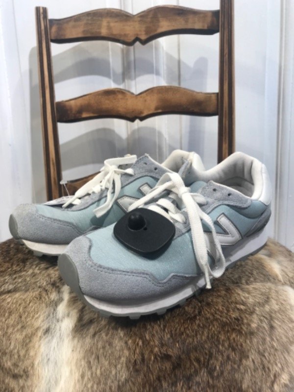 Producto - Zapatillas NEW BALANCE celestes y blancas brillosas- Talle 37- PRECIO: 76x