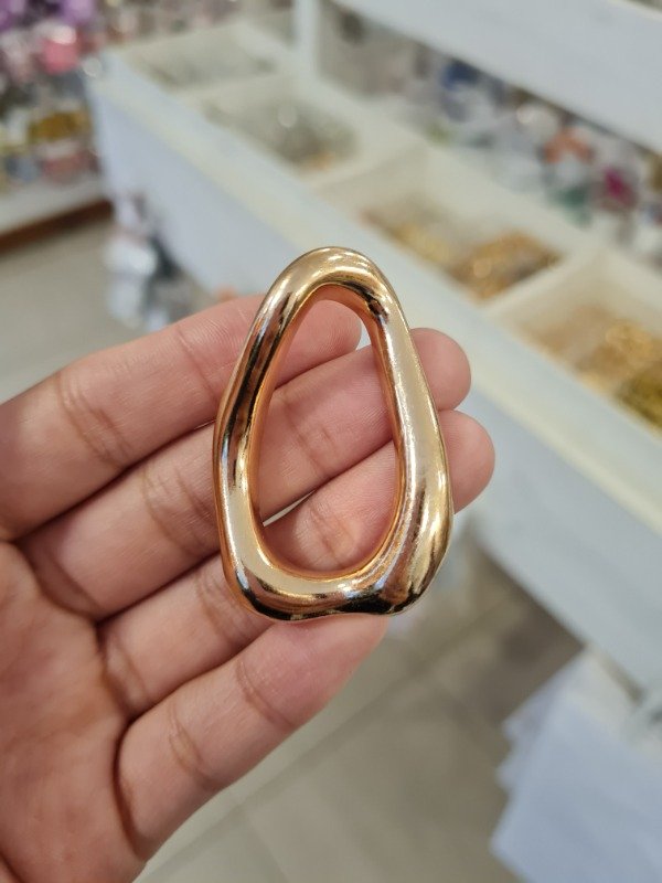 Producto - DIJE DORADO ASIMÉTRICO Y EFECTO MARTILLEADO