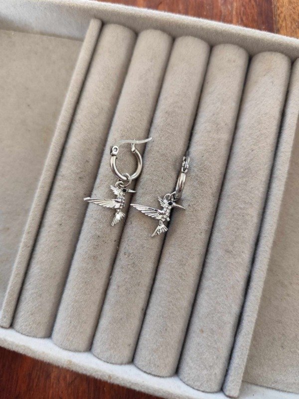 Producto - Aros argolla colibrí con strass minis. Acero quirúrgico