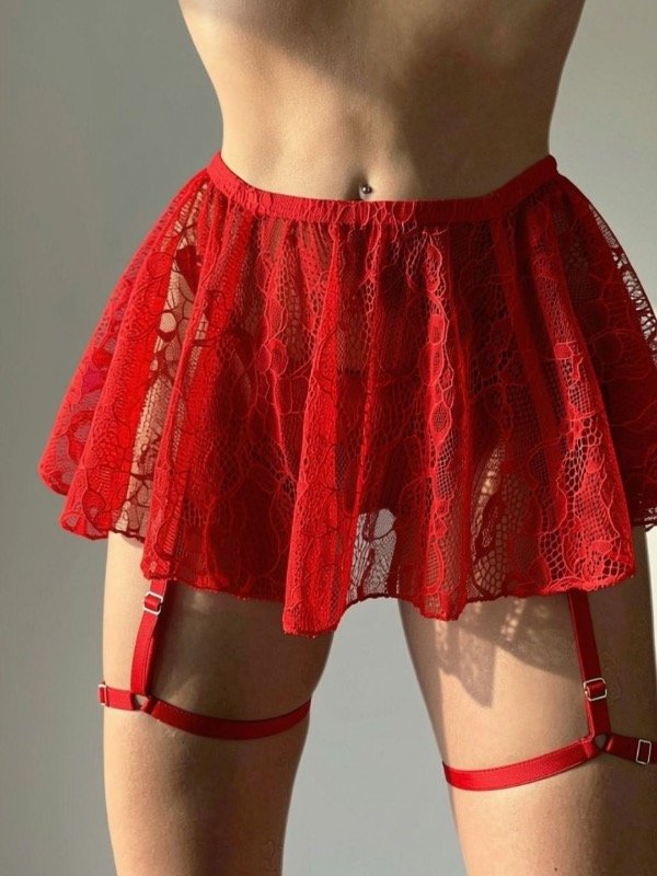Producto - POLLERA DE ENCAJE BLANCA CON LIGUERO DE PIERNAS ROJA