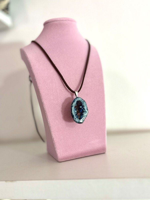 Producto - Collar con Geoda de cuarzo Titanio