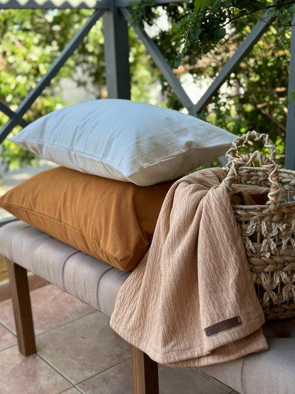 Producto - Almohadones de tusor color canela y off white