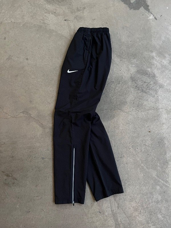 Producto - PANTALON ROMPEVIENTOS NIKE FULL BLACK (S)