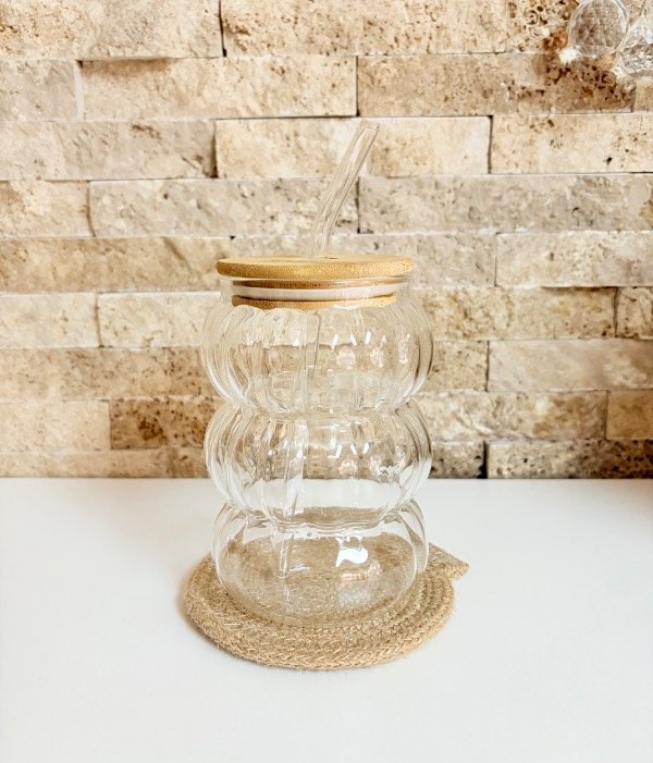 Producto - Vaso de vidrio labrado con tapa de bambú y sorbete de vidrio