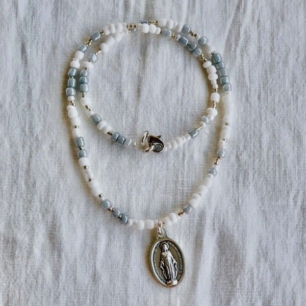 Producto - Collar medalla Milagrosa plateada con blanco