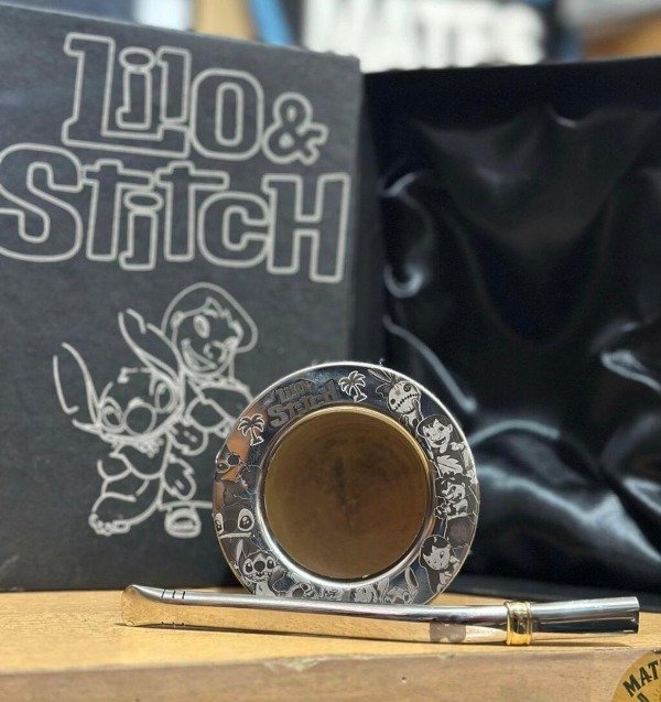 Producto - Combo Lilo y Stitch Bombilla + Mate y caja grabada de REGALO