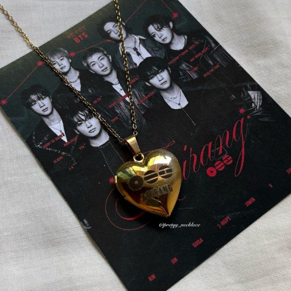 Producto - Relicario dorado de BTS