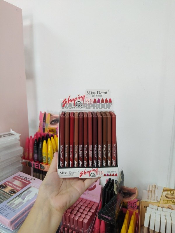 Producto - Delineador de labios miss demi