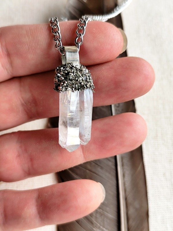 Producto - COLLAR PUNTA DE CUARZO CRISTAL METALIZADO CON PIRITA - Abundancia y claridad - 1