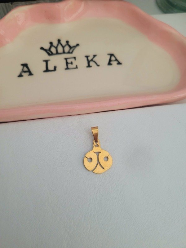Producto - Dije vaquita de San Antonio de acero dorado - 1
