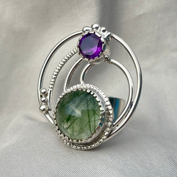 Producto - ANILLO COLECCIÓN ÓRBITA CUARZO CON RUTILOS VERDES Y AMATISTA FACETADA