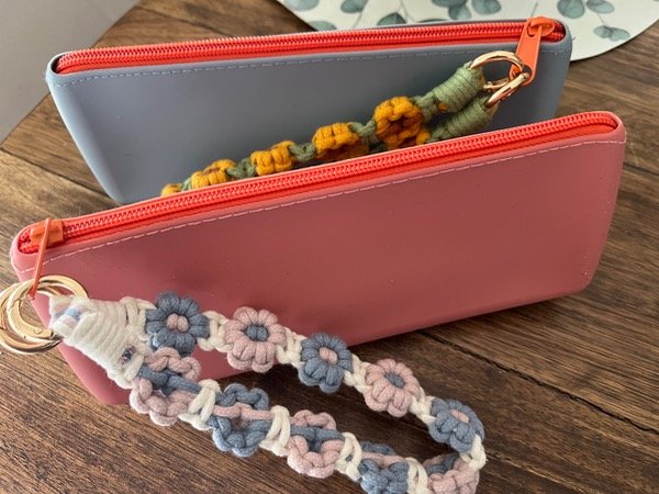 Producto - Porta lentes o cartuchera goma con correa macramé