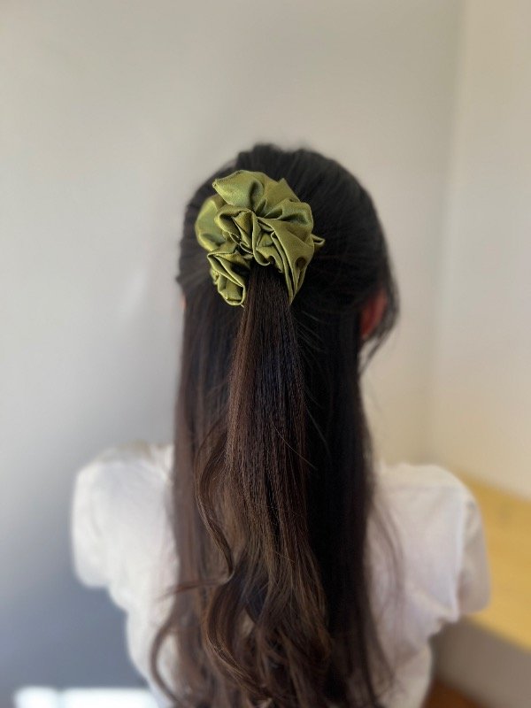 Producto - Scrunchie satén verde oliva - 1