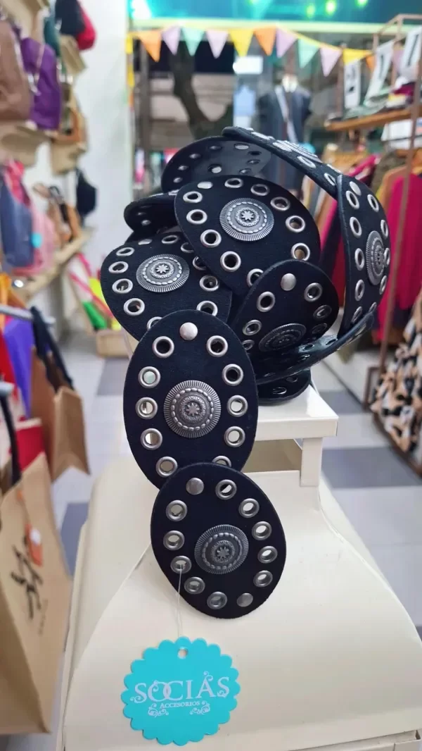 Producto - Cinto oval con tachas