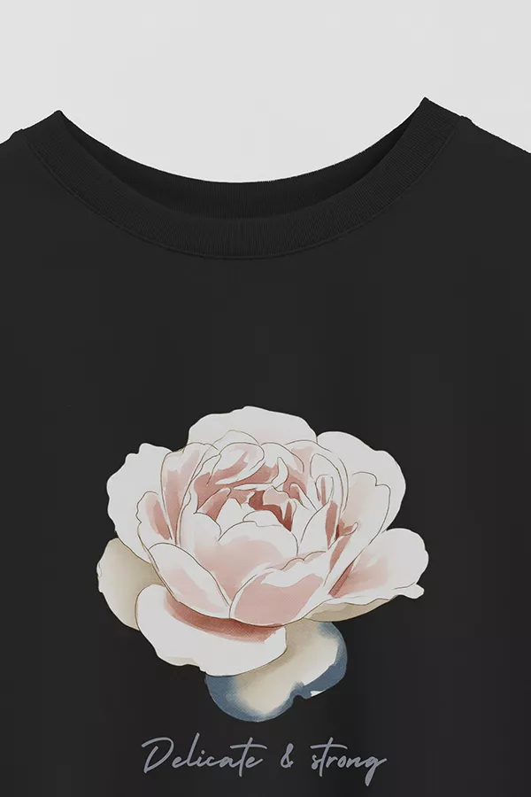 Producto - REMERA CROP ESTAMPADA COASTAL DELICATE AND STRONG - 1