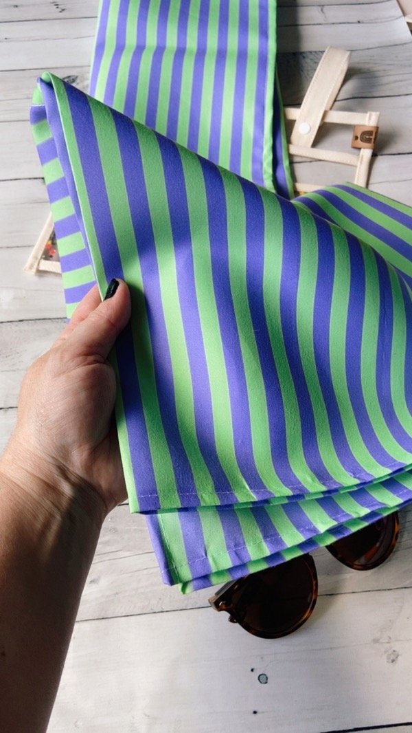 Producto - Lonita playera impermeable con bolsillero de regalo rayas lila y lima