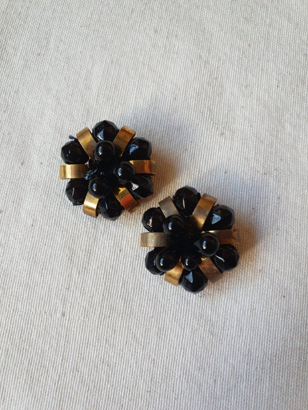 Producto - Aros Clips 40s Rosetas Muy Ch4nel Gotitas Negras