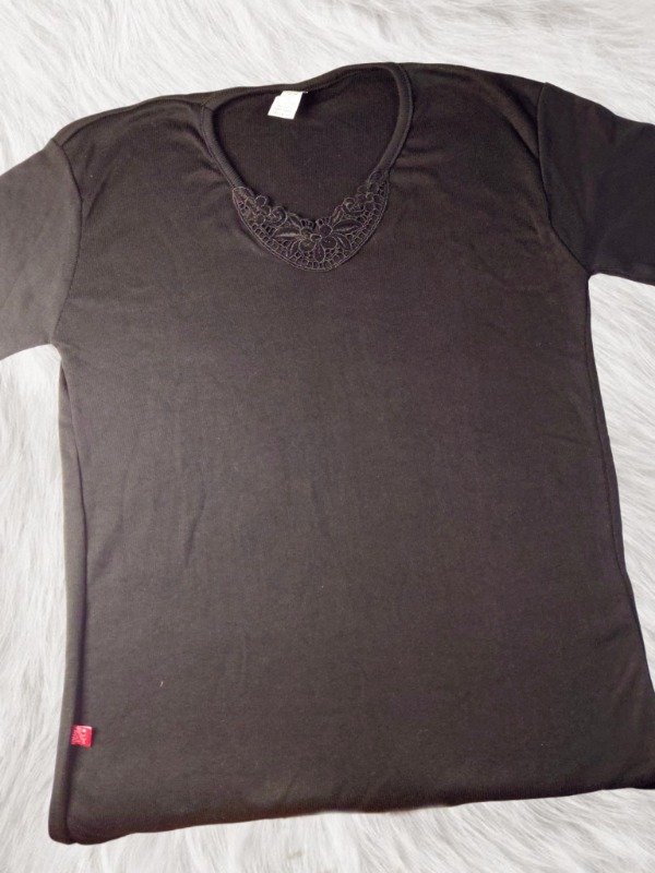 Producto - Remera Negra con escote en v