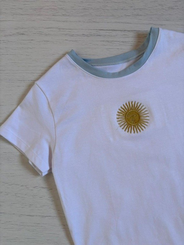Producto - Baby Tee Sol bordado