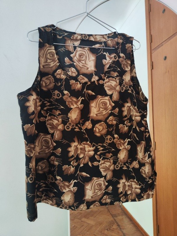 Conjunto negro con flores marrones — imagen 3