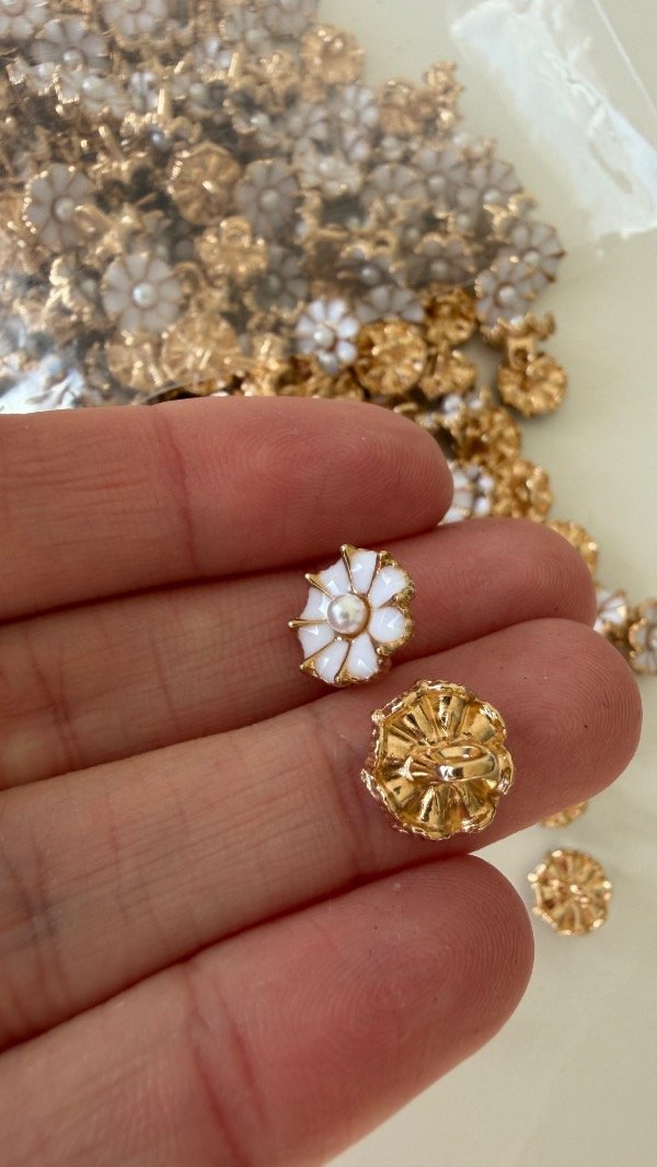 Producto - Botón flor blanca con perla - 0