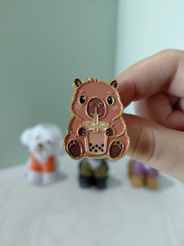 Producto - Pin metalizado - Capibara cafecito #3267